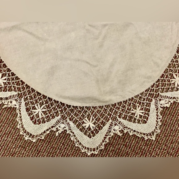 Early 20th Century Antique Hand Crocheted Trim Cotton Linen Round Table Cloth - Picture 4 of 9